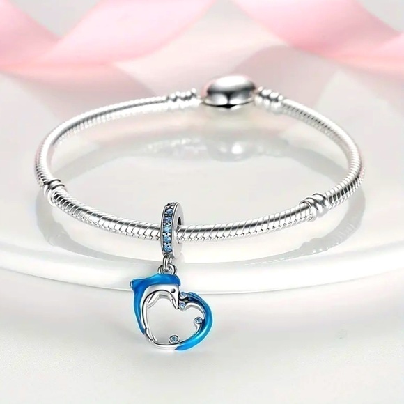 Stunning 925 Sterling Silver Heart Shape Dolphin Pendant Bead - NWT - Picture 2 of 4